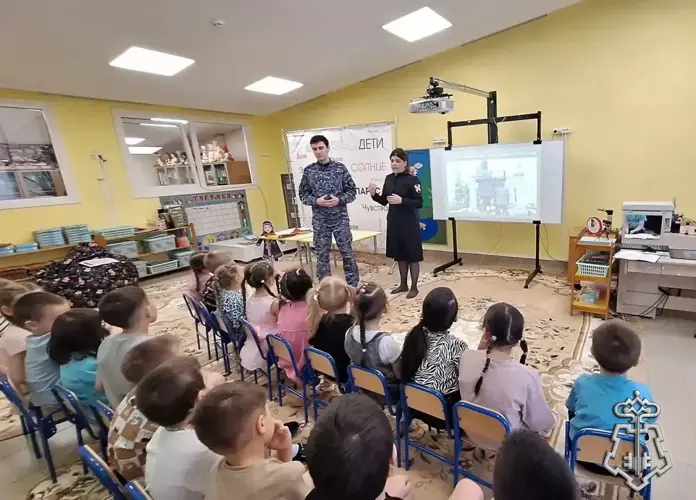 РОСГВАРДЕЙЦЫ ЧУКОТКИ И ВОСПИТАННИКИ ДЕТСКОГО САДА  ПОЧТИЛИ ПОДВИГ ГОРОДА-ГЕРОЯ ЛЕНИНГРАДА