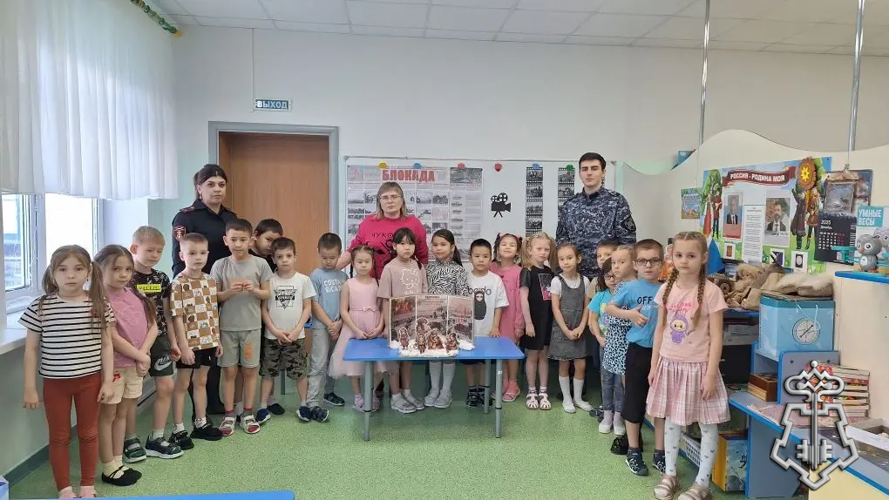РОСГВАРДЕЙЦЫ ЧУКОТКИ И ВОСПИТАННИКИ ДЕТСКОГО САДА  ПОЧТИЛИ ПОДВИГ ГОРОДА-ГЕРОЯ ЛЕНИНГРАДА