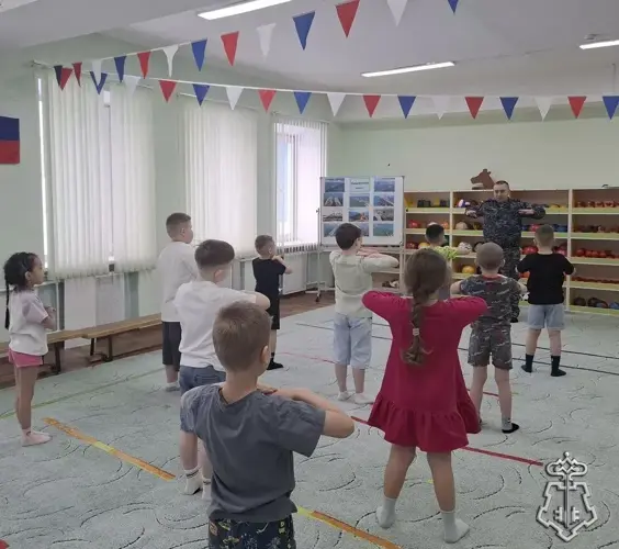 В самом северном городе России «Зарядку с Героем» провели сотрудники вневедомственной охраны