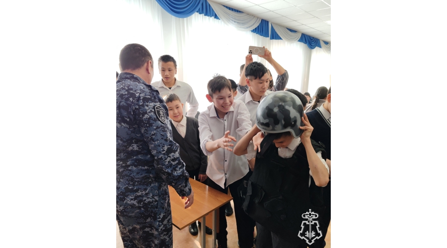 Из кабины спецавтомобиля — к школьной доске: Чукотские Росгвардейцы рассказали школьникам о престиже службы