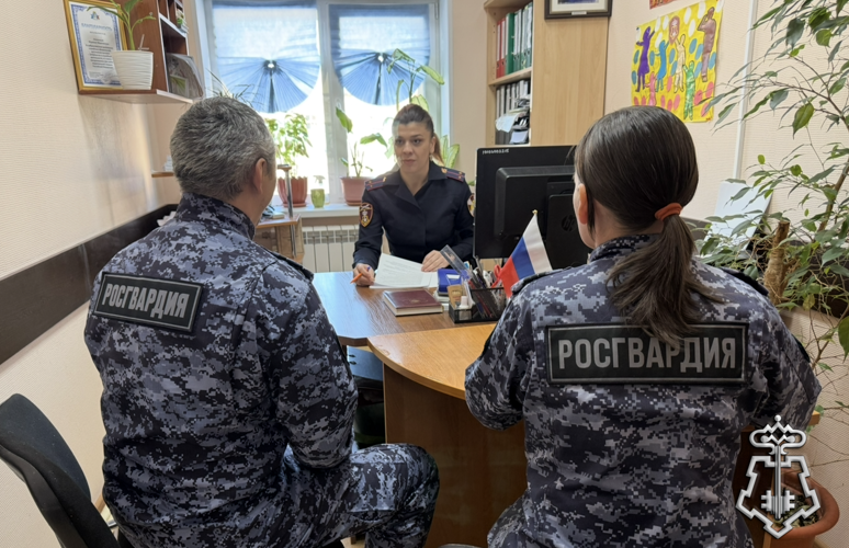 Героем рубрики «Знай наших» стала сотрудник ФГКУ «ОВО ВНГ России по Чукотскому автономному округу» - профессиональный психолог и по совместительству — счастливая жена и мама троих детей.