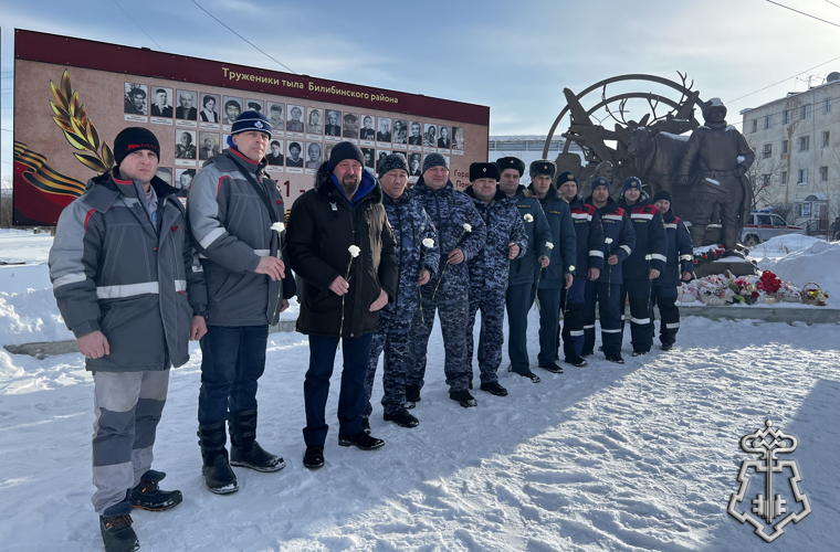 Сотрудники вневедомственной охраны в Билибино почтили память героев Великой Отечественной войны и познакомились с историей края
