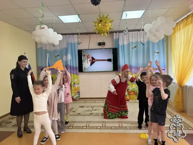 Росгвардейцы Чукотки познакомили воспитанников детского сада «Парус» с государственными символами России