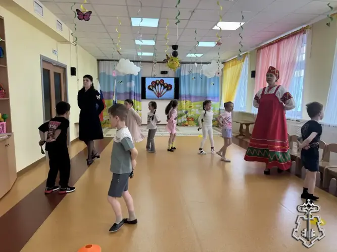 Росгвардейцы Чукотки познакомили воспитанников детского сада «Парус» с государственными символами России