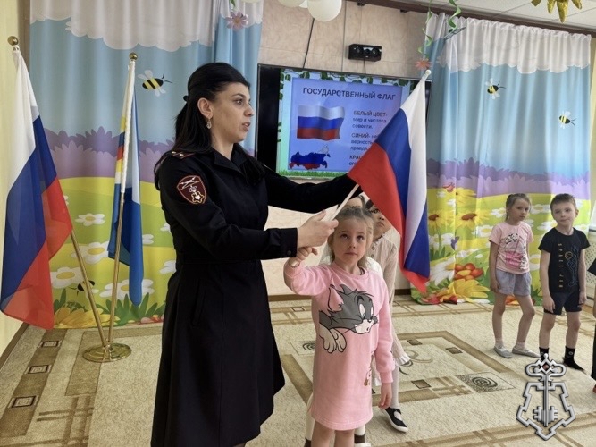 Росгвардейцы Чукотки познакомили воспитанников детского сада «Парус» с государственными символами России