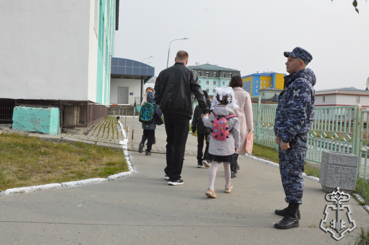 Сотрудники вневедомственной охраны обеспечили общественный порядок в День знаний на Чукотке